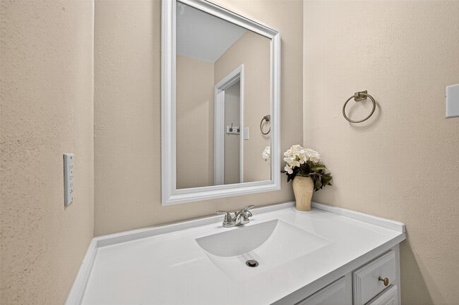 Building Photo - 813 Lakeview Dr