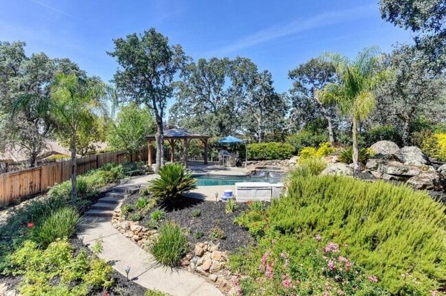 Building Photo - Luxury 4BR Home with Pool & Outdoor Kitche...