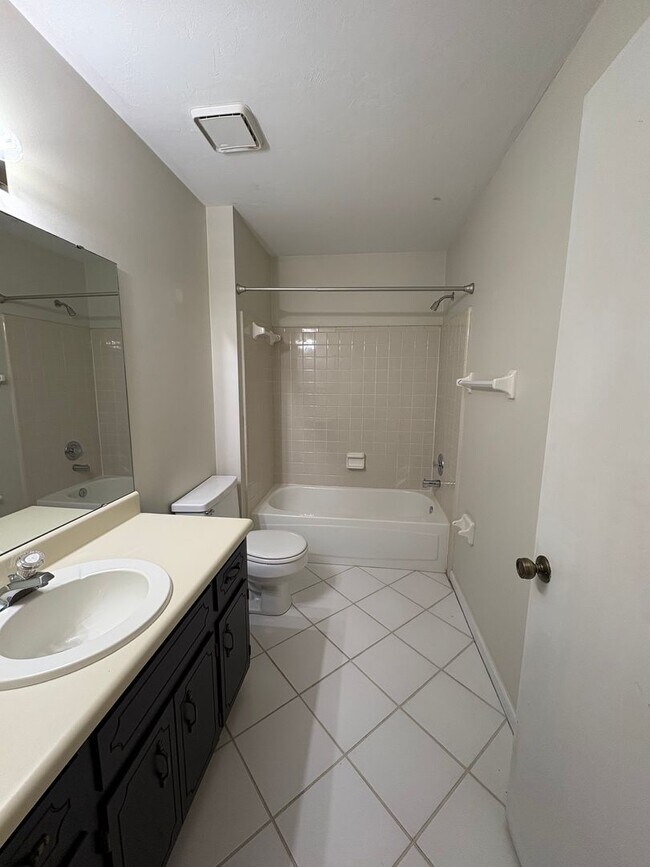 Building Photo - Family Friendly 2 Bedroom Duplex Available In Tallahassee NOW