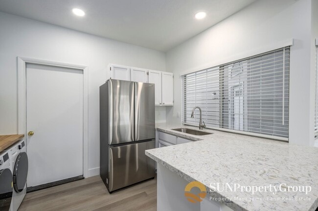 Building Photo - Newly Remodeled Condo In Taylorsville!