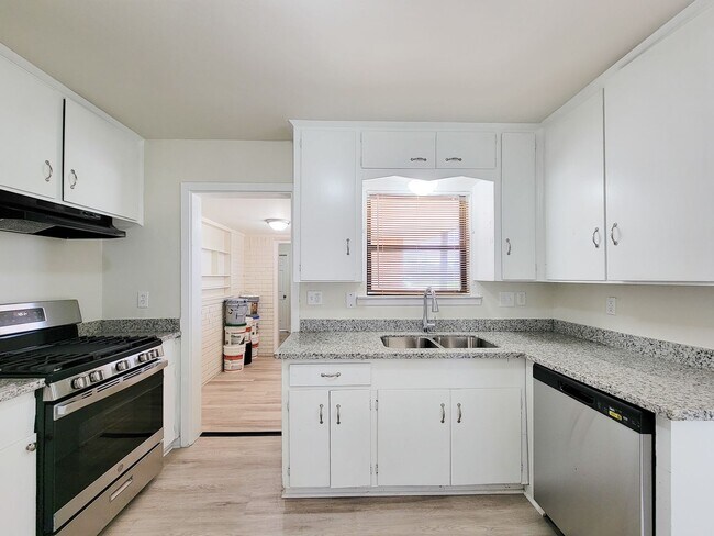 Building Photo - BEAUTIFUL REMODELED 4 BEDROOM 2 BATH HOME IN LAKE JACKSON, TEXAS