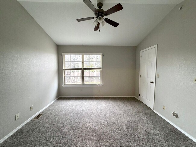 Building Photo - C Street Flats