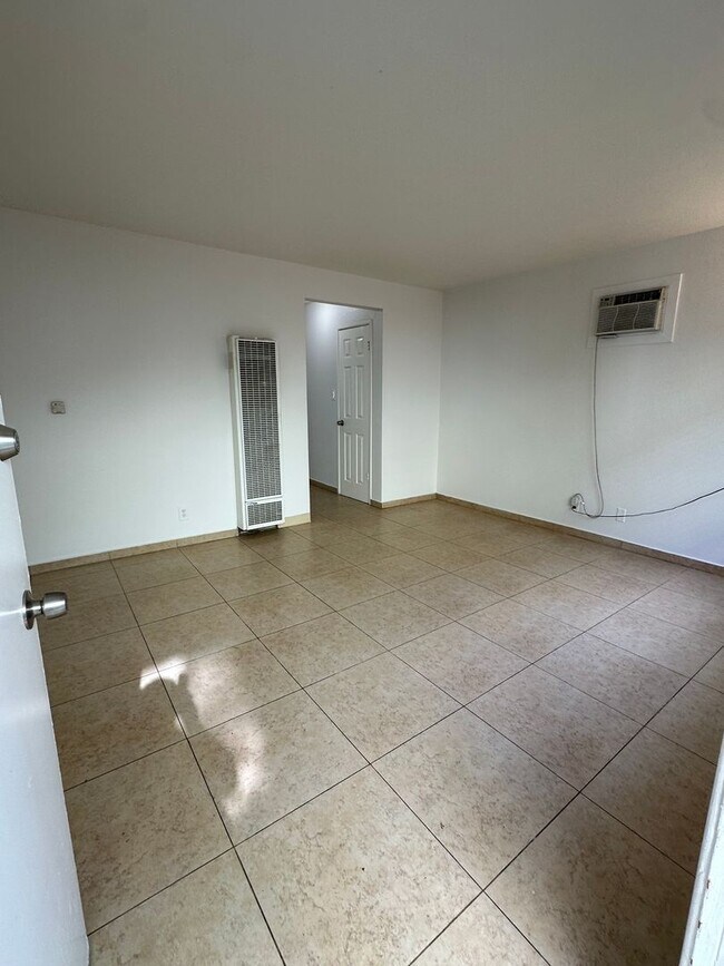Building Photo - 2 Bedroom / 1 Bath Apartment for Rent