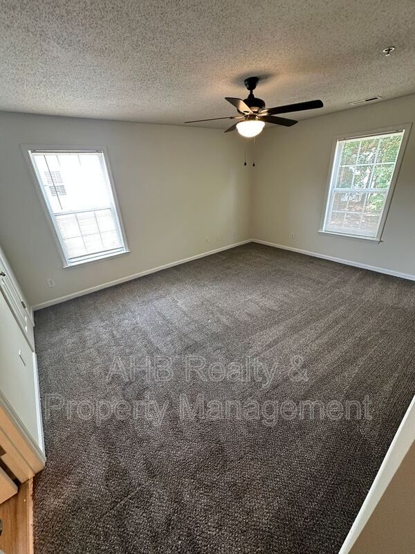 Building Photo - 3475 Forestdale Dr