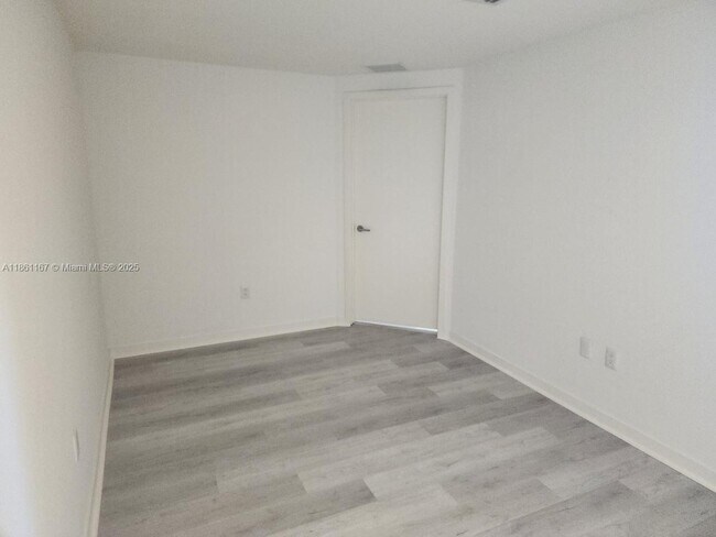 Building Photo - 1100S S Miami Ave