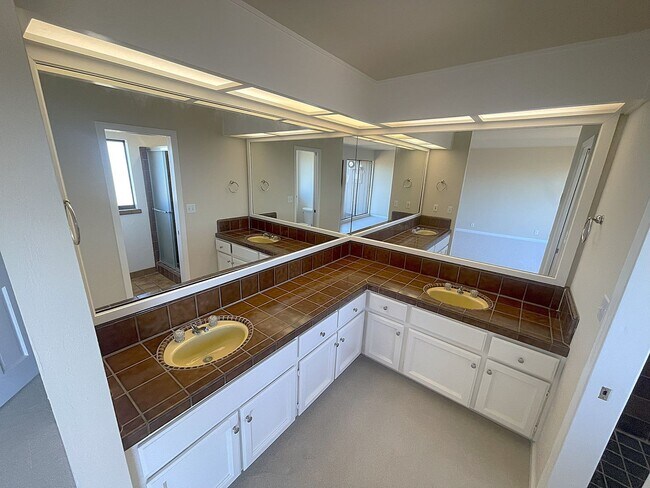 Building Photo - $5495 - Large Gorgeous 3/2 Tri-Level Home ...