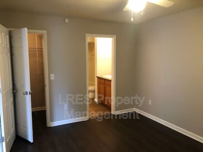 Building Photo - 1406 Northlake Dr