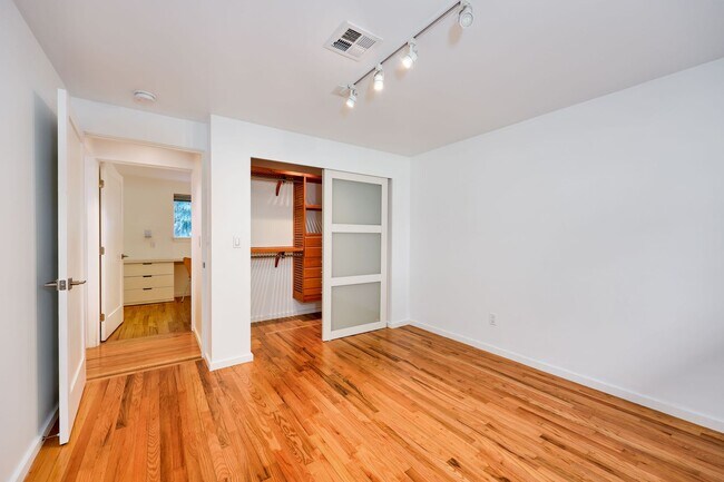 Building Photo - Downtown Bainrbidge Rental -  1/2 Off June...