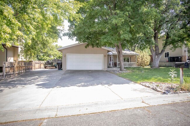 Oversized driveway with ample parking available - 731 Garnet Ave