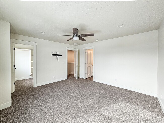 Building Photo - 203 Elm St