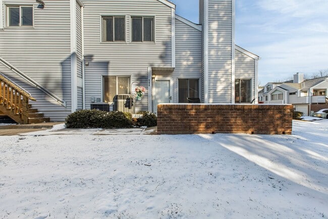 Building Photo - Creekside 1st floor unit Showing Saturday 2/7 10am-10:15am