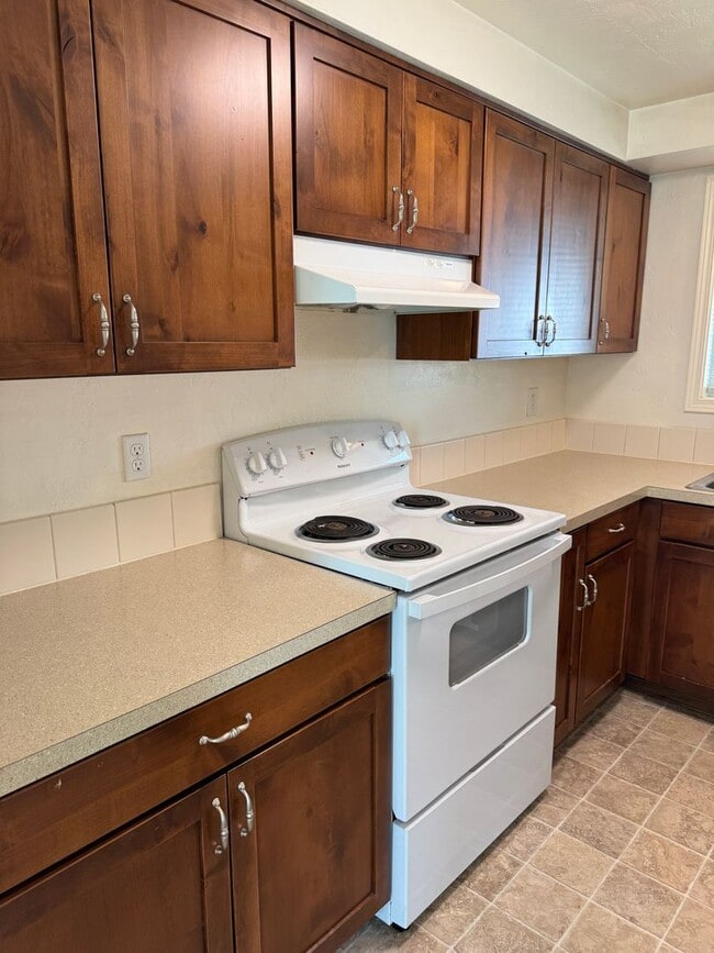 Building Photo - 2 bedroom 1.5 bathroom duplex in Springfield!