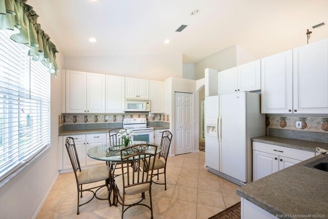 Building Photo - 2096 NW Marsh Rabbit Ln