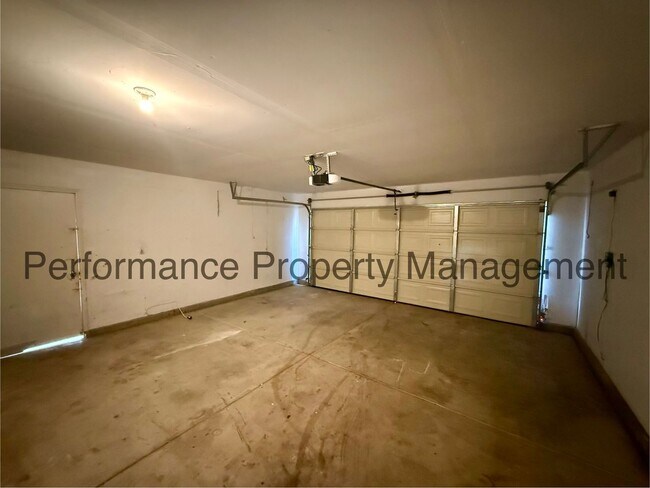 Building Photo - Stunning 5 Bed/2 Bath NW Bakersfield Home w/ $0 Deposit Option