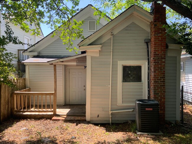 Building Photo - DOWNTOWN WILMINGTON - 3 Bedroom & 1 Bath -...