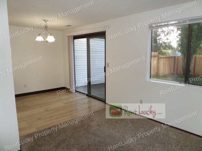 Building Photo - Lee-Federal Way Duplex