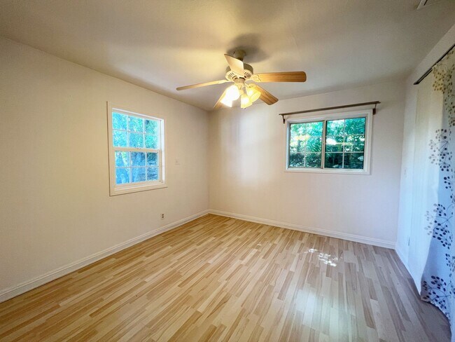 Building Photo - 2 bed 1 bath + Bonus Room