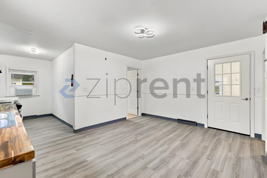 Building Photo - Unit 1st floor