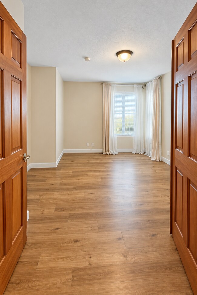 Building Photo - 3071 Crestablanca Dr