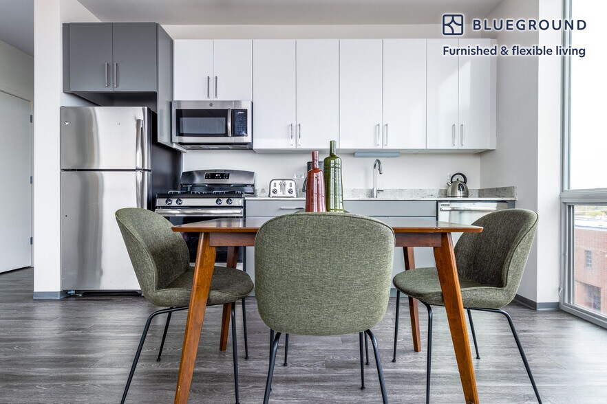 Building Photo - 2340 N California Ave