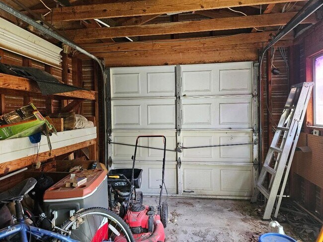 Building Photo - 102 Stubblefield Dr