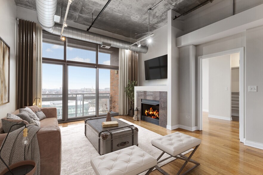 Virtually staged - 933 W Van Buren St