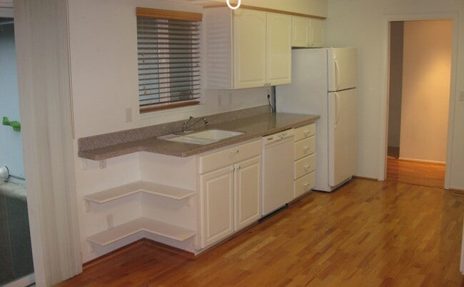 Building Photo - SalemTowne, Over 55 community