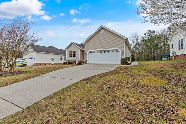 Building Photo - Adorable Ranch Home With Garage and Screen Porch!
