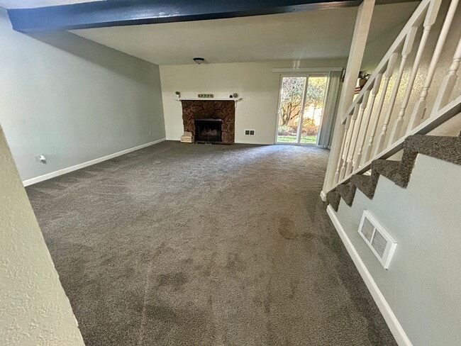Building Photo - Fantastic 2 bed 1.5 bath townhome in Lynnw...