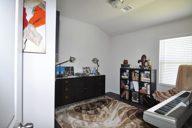 Building Photo - 2513 Ponca Dr