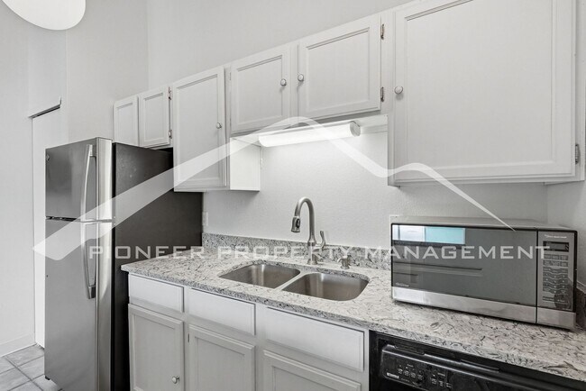 Building Photo - Spacious Condo with Washer/Dryer and Central AC