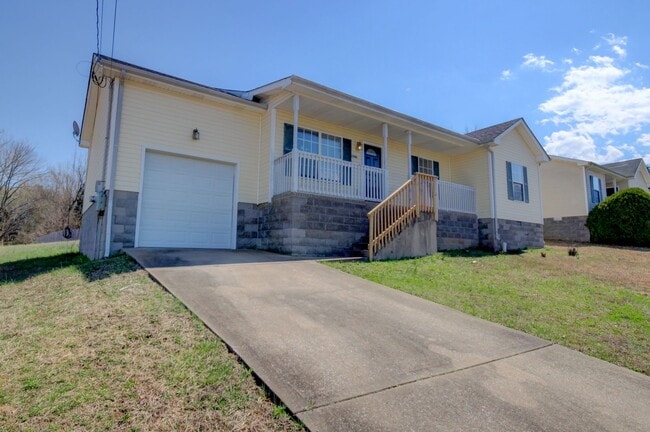 Building Photo - Three Bedroom Close to Post