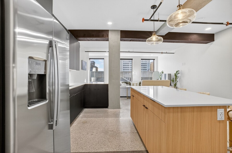 Building Photo - 100 W 5th St