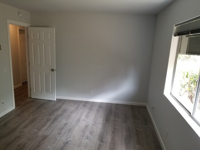Building Photo - Bay Side Condo, Completely updated! Walkin...
