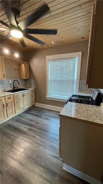 Building Photo - 247 Cedar Ave