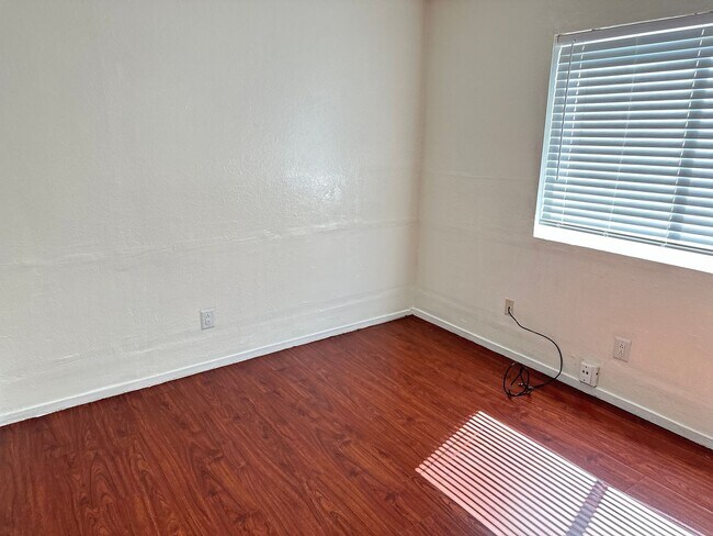 Building Photo - 1317