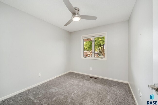 Building Photo - 2412 S Sheffield Cir