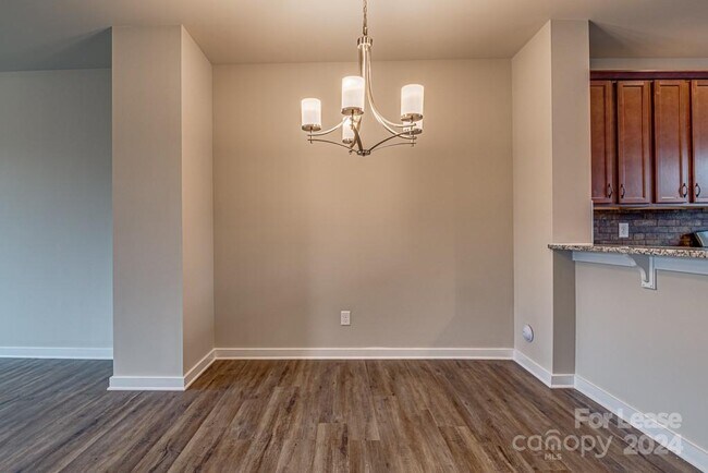 Building Photo - 2209 Silver Cres Dr