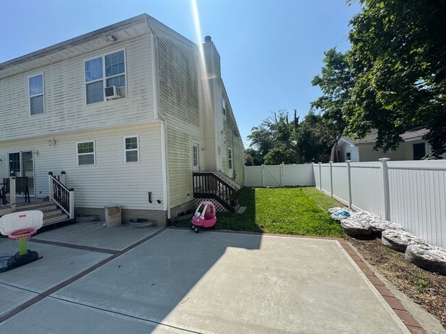 Building Photo - 83 A Lynbrook Rd