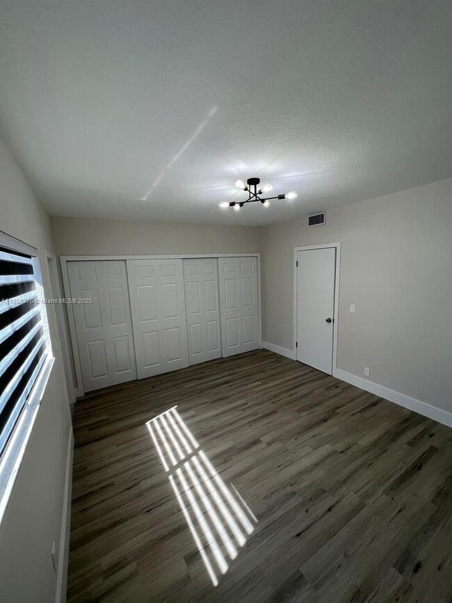 Building Photo - 2665 Middle River Dr