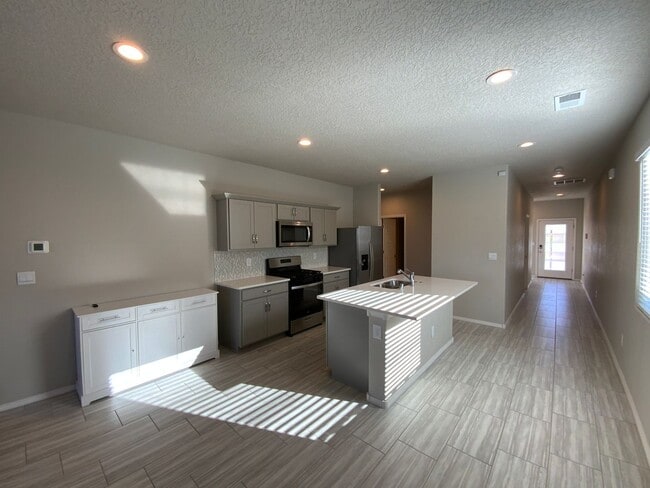 Building Photo - 3 Bedroom Single Story Home Available Near...