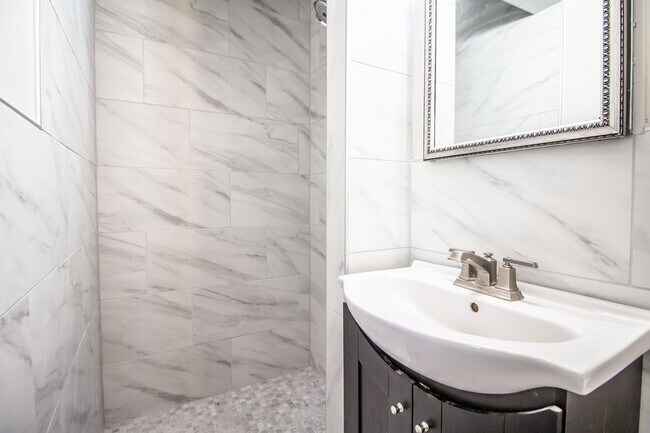 Building Photo - Spacious 3 bed 2 bath Home