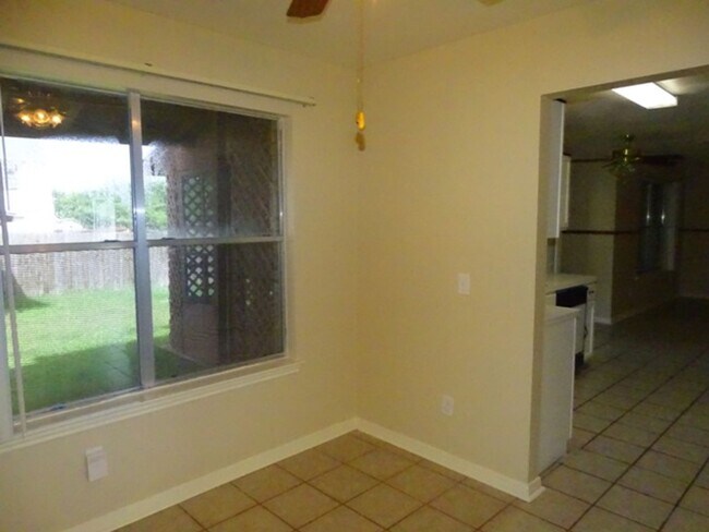 Building Photo - 5907 Deer Lake Dr