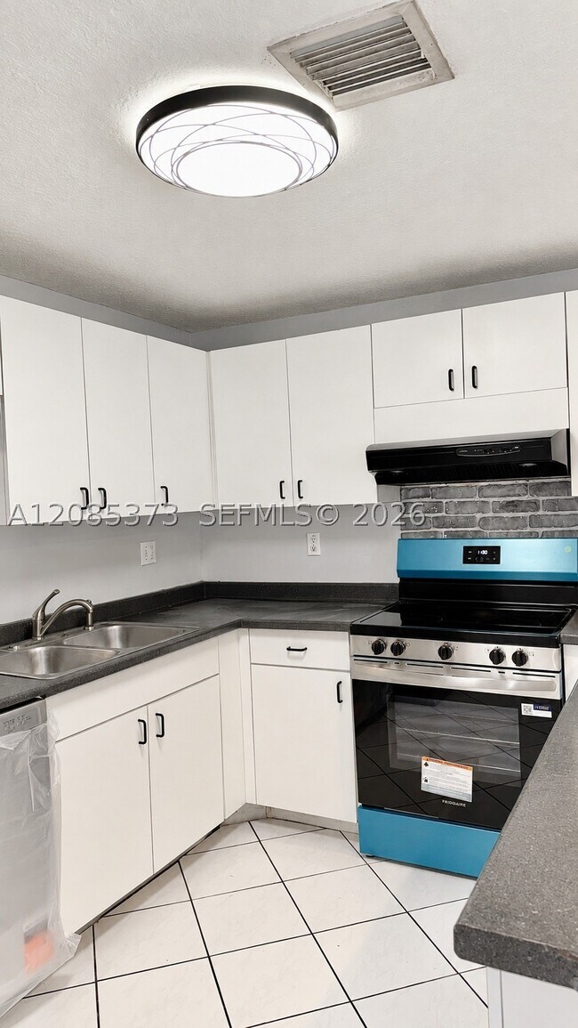 Building Photo - 10130 SW 154th Ct