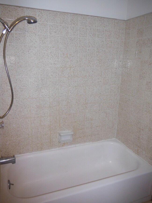 Building Photo - Spacious 3 Bedroom House Available Now