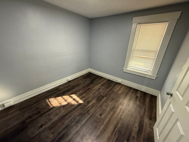 Building Photo - Third floor, 2 bed/1 bath, West Manchester $1700