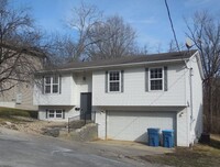 Building Photo - 3 Bedroom 2 Bath Bi-Level Home w/ Two Car ...