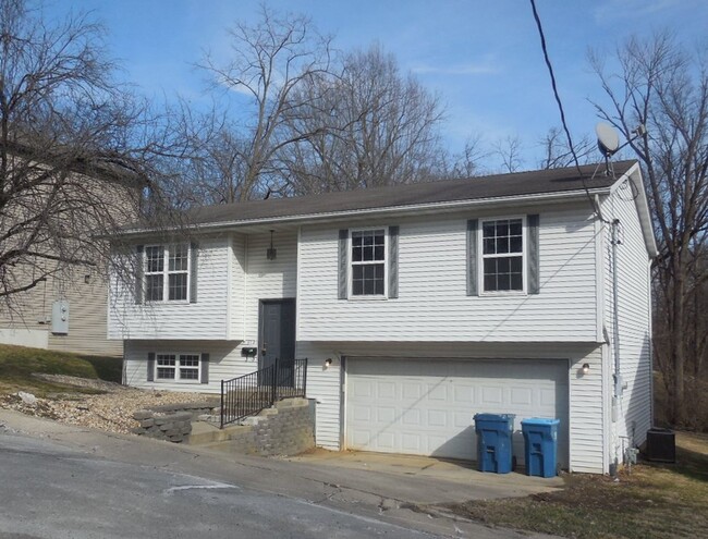 Primary Photo - 3 Bedroom 2 Bath Bi-Level Home w/ Two Car ...