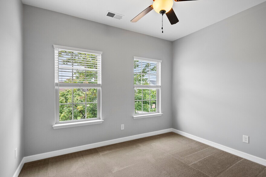 Building Photo - 1004 Crinoline Ln