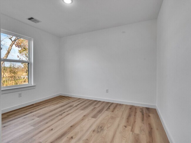 Building Photo - ? 3 Bed / 2.5 Bath Duplex – Spacious & Move-In Ready! ?